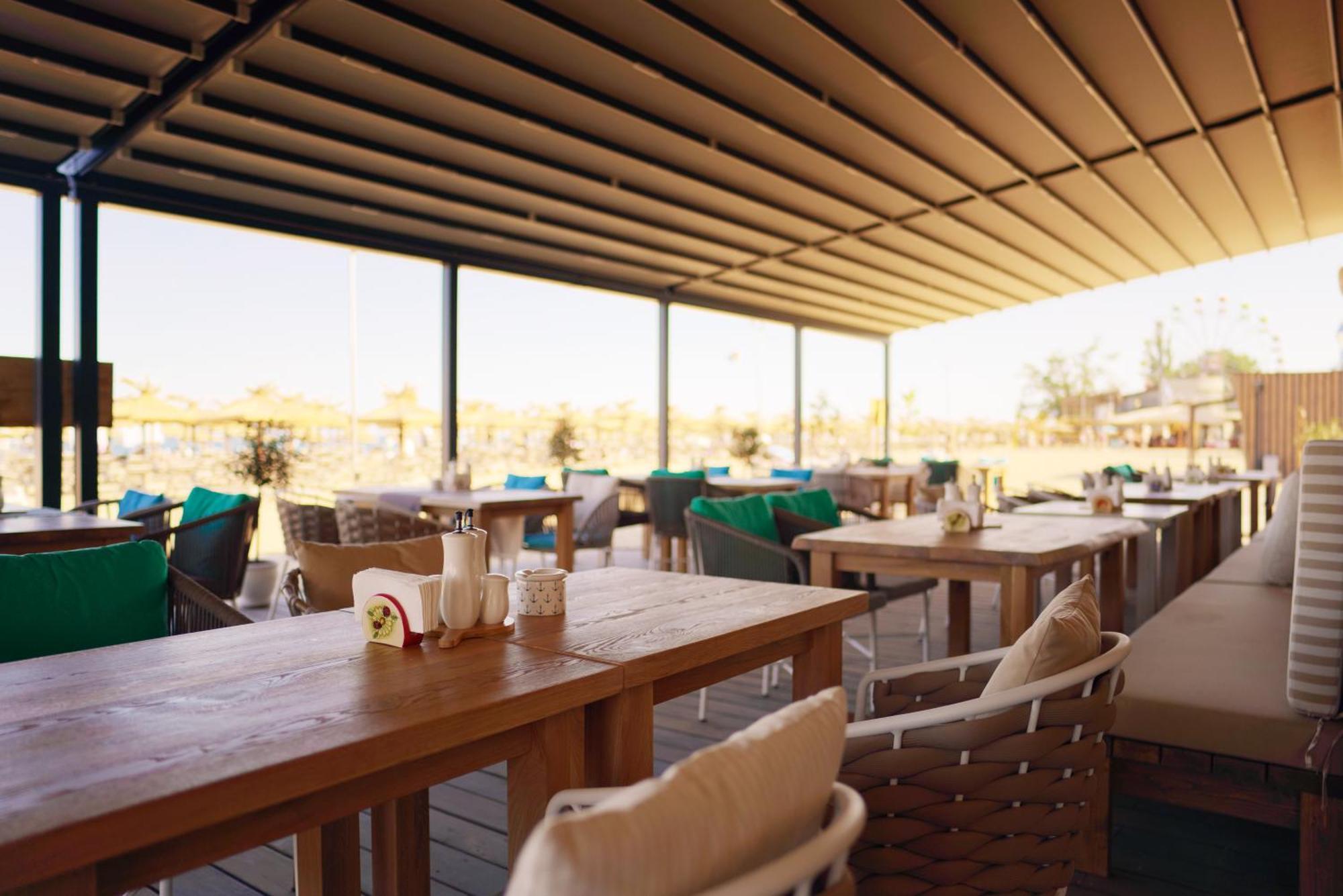Admiral Hotel Golden Sands Exterior photo The restaurant