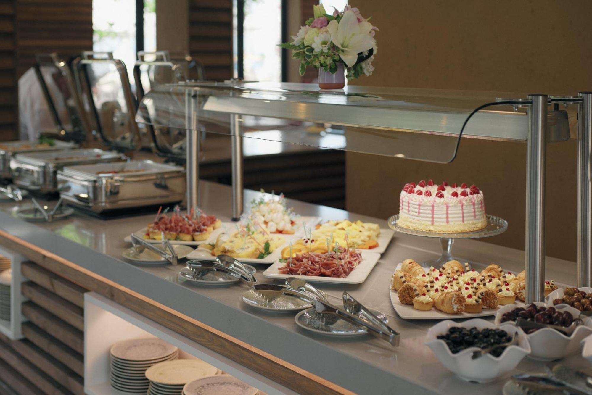Admiral Hotel Golden Sands Exterior photo A dessert buffet