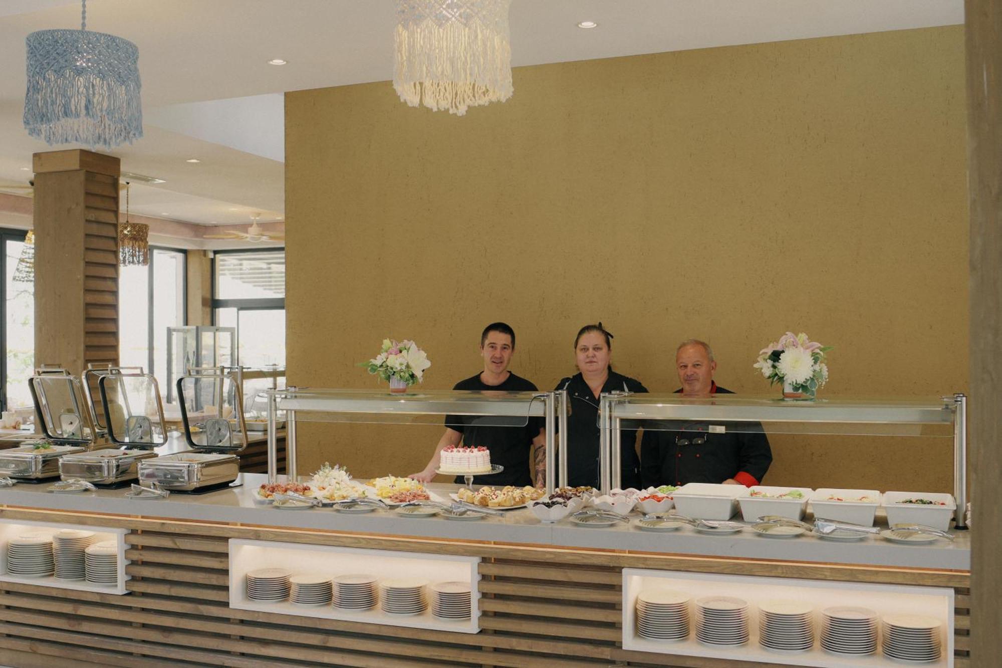 Admiral Hotel Golden Sands Exterior photo A buffet at a hotel