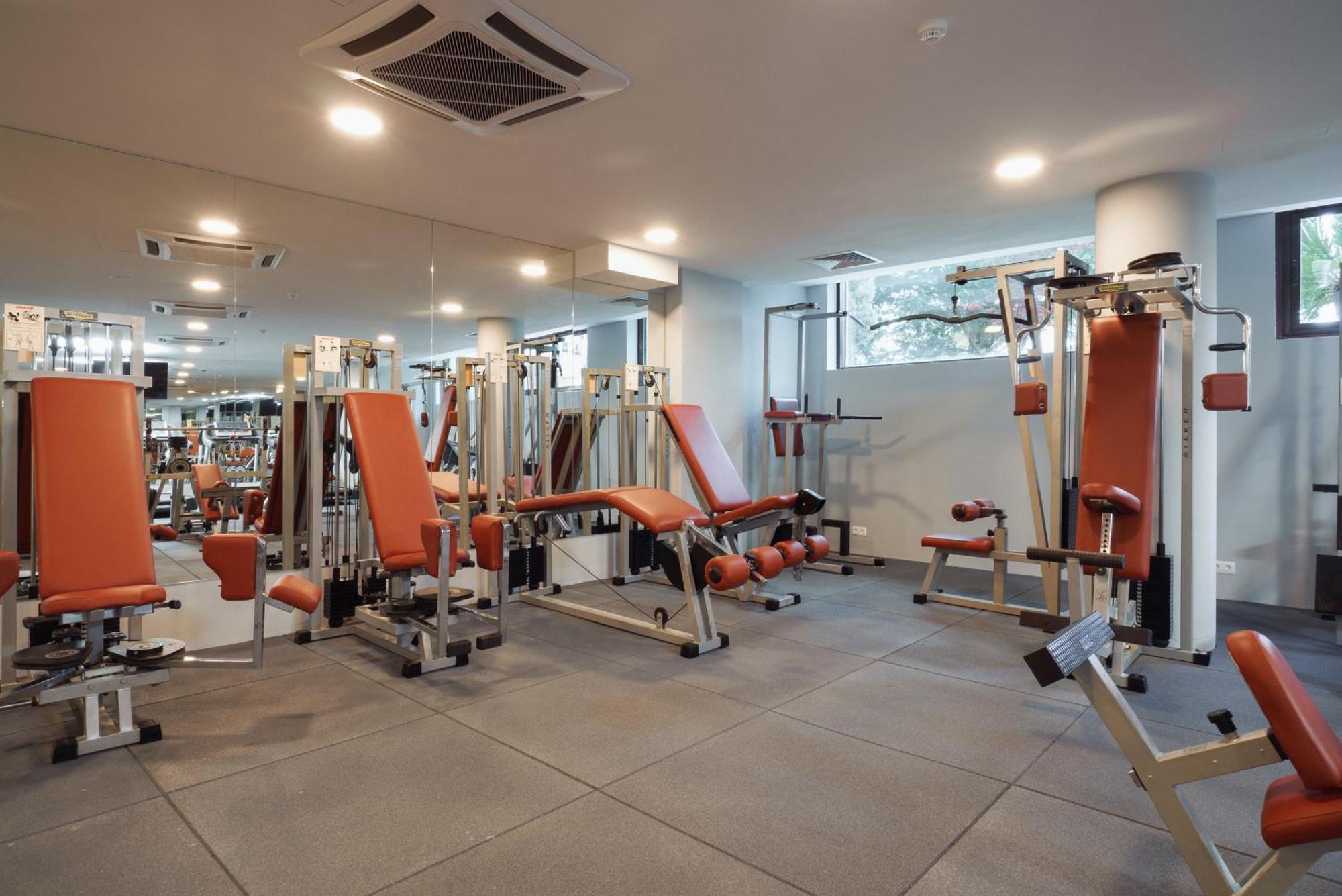 Admiral Hotel Golden Sands Exterior photo The gym at the London Scottish Club