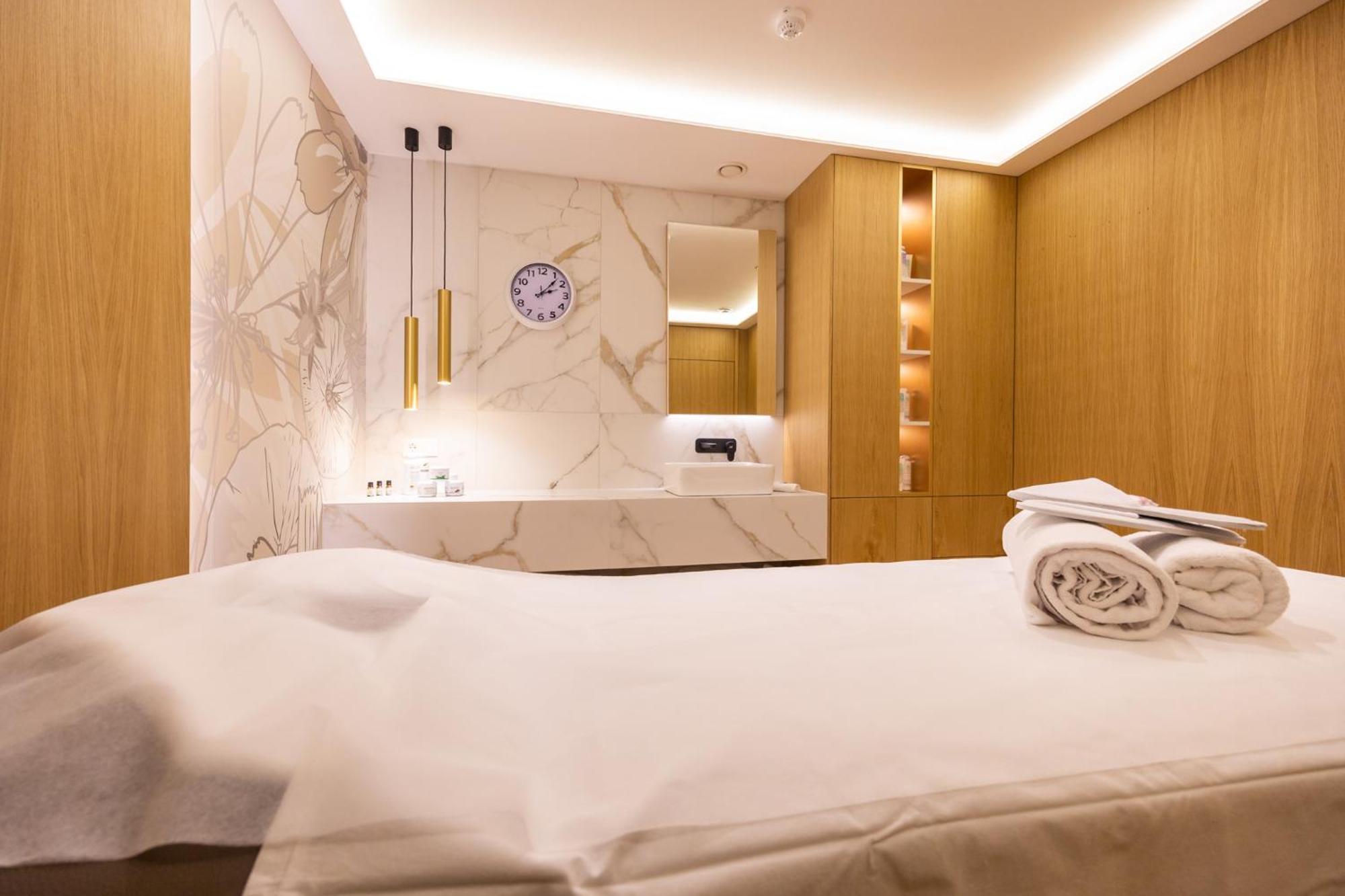 Admiral Hotel Golden Sands Exterior photo Treatment room at The Spa at The Landmark